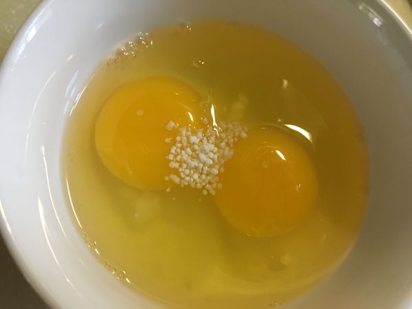 將雞蛋進行適量調味