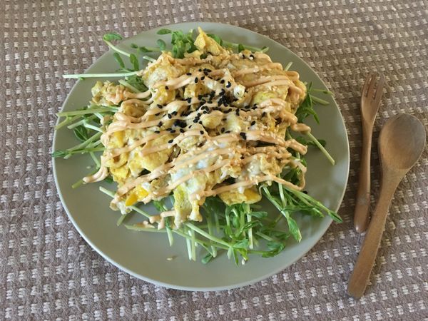 擠上自製美乃滋與芝麻完成