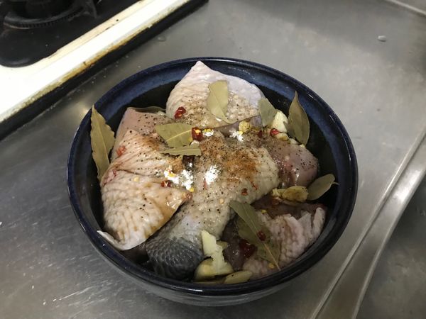 將雞肉與所有的醃料放在一起，醃2小時。（蒜頭壓碎）