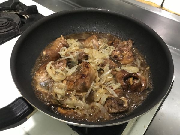 將炒好的洋蔥放入鍋中，及醃肉的醬汁、預備好的雞高湯（或水）。另外切好紅蘿蔔。汁液滾煮後，轉成小火蓋鍋。