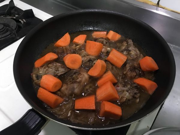 燉煮約15分鐘後，再加入紅蘿蔔，額外再滾煮15-20分鐘。