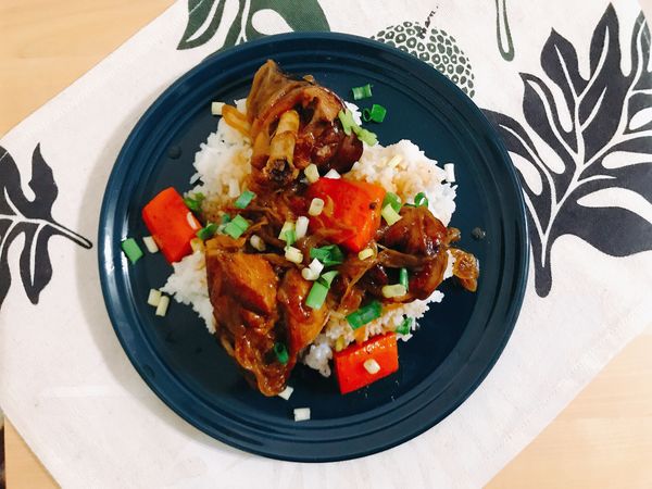 確認雞肉與紅蘿蔔都煮熟後，注意醬汁，希望不要太濕，如果有需要可以將肉與紅蘿蔔撈出再濃縮醬汁。完成。