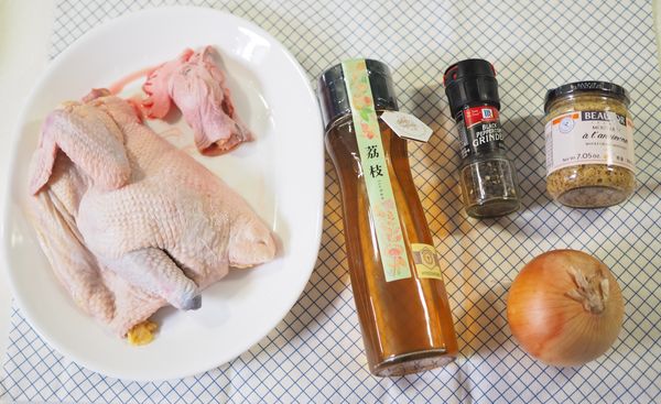 媽媽養的土雞肉質特別Q彈，搭配荔技蜂蜜及芥末籽醬味道香喔！
土雞擦除多餘血水，洋蔥切成狀鋪在鐵盤上
