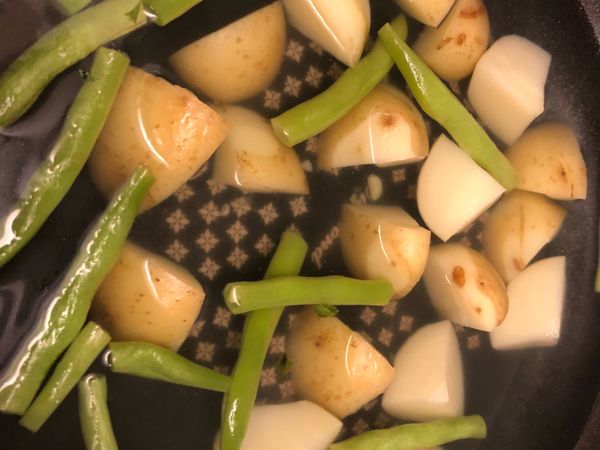 1.較難熟的如馬鈴薯、胡蘿蔔、四季豆、花椰菜，建議先燙熟5分鐘。