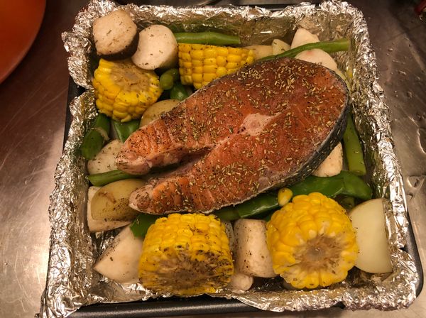 將全部食材放入烤皿中，灑上迷迭香、胡椒、海鹽、橄欖油、稍微攪拌。最後加入自己喜愛的起司。