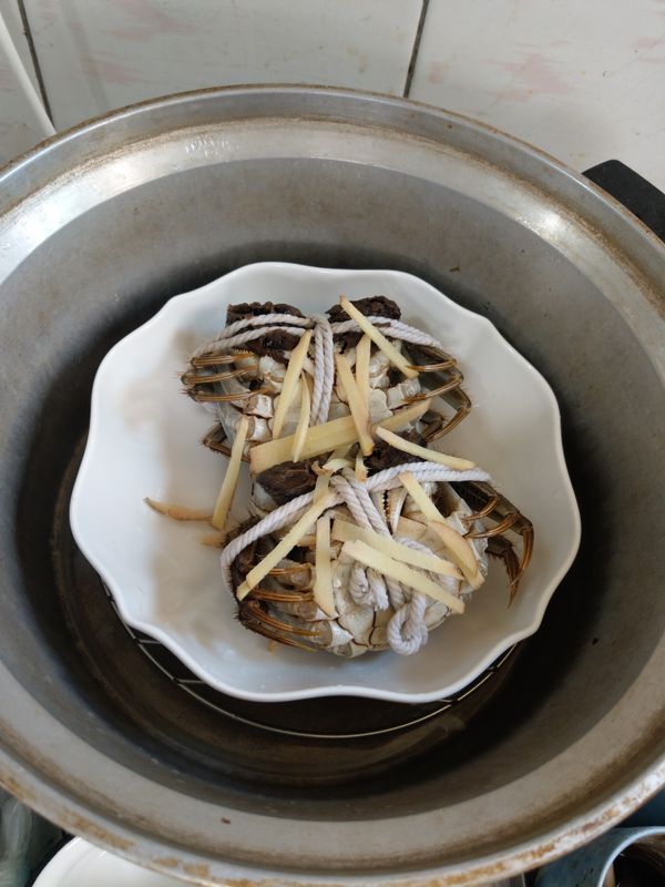 量米杯半杯水（刻度5或6），等電鍋跳起來就可以上桌囉~~