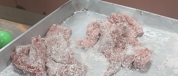 從冰箱取出，沾裹地瓜粉，放置讓地瓜粉受潮備用.