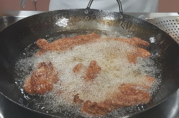 中火熱油，油溫夠時把肉放進去，慢慢炸，等到表面炸到上色撈起，轉大火，再放進鍋，作搶酥炸表面的動作!