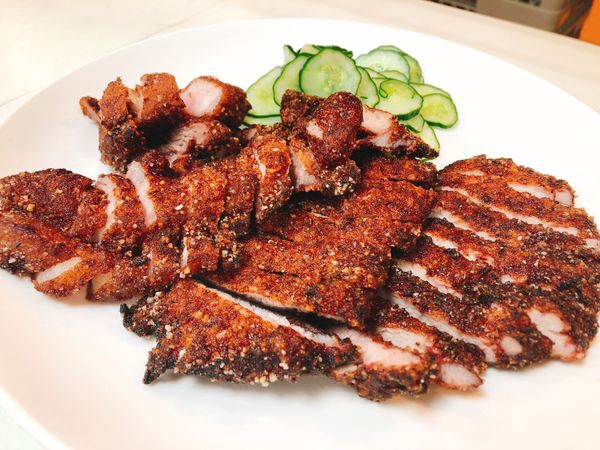 拿起稍涼再切片, 搭配酸甜小黃瓜真是對味, 一口接一口好吃的不得了!