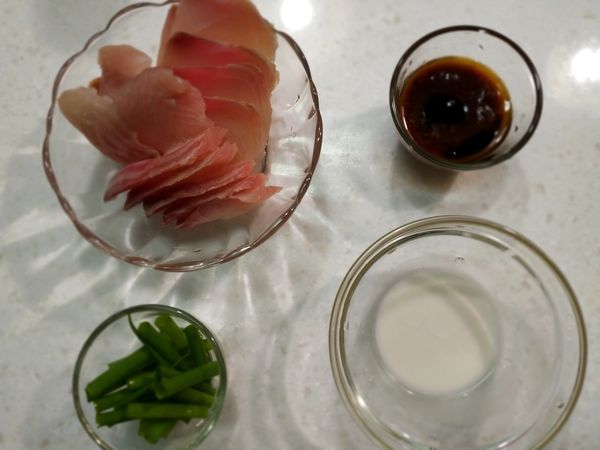 1.醬料可以先調好。(醬油/沙茶醬/米酒或水)
2.蔥切段，蔥白跟蔥綠分開。
3.魚片切厚一點（約２公分）比較不會在翻炒途中破掉。