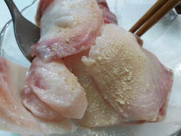 魚片與醃料拌勻冷藏備用。