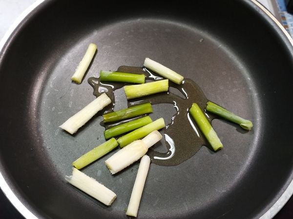 不沾鍋冷鍋下油爆香蔥白。