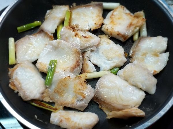 聞到蔥香下魚片，兩面煎到金黃。
*這一個步驟也可以用汆燙的。