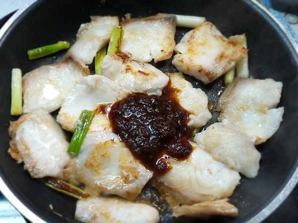 魚片熟了以後加入調味汁輕輕翻拌。