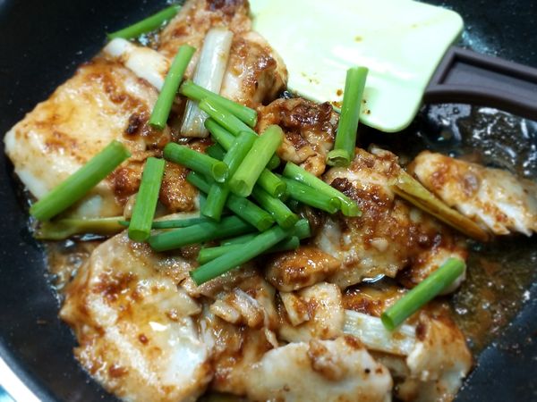 大致拌勻後加入蔥綠，蓋上鍋蓋悶個一分鐘，蔥綠熟了即可起鍋。