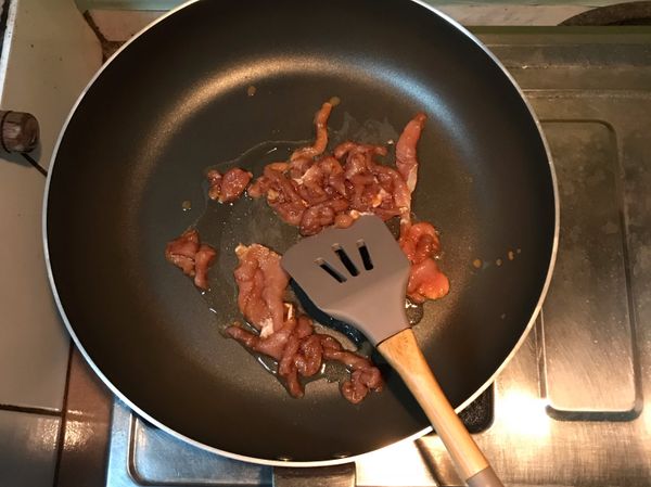 先下沙拉油，煸肉絲