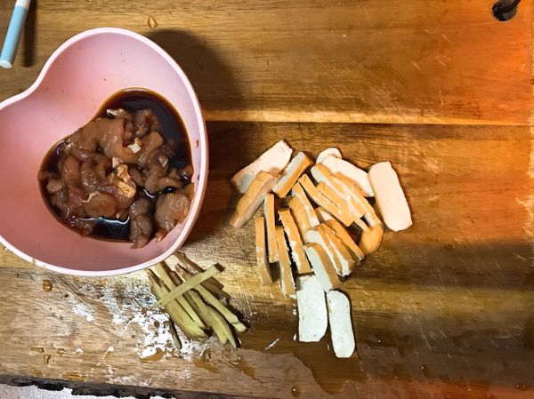 肉絲用醬油胡椒粉先醃過
豆干切片
薑切絲