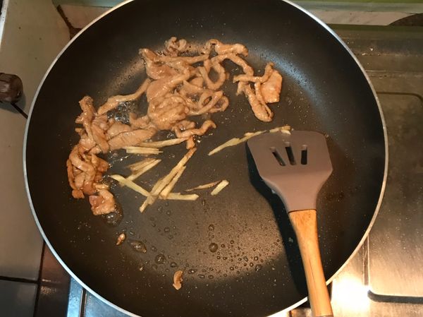 煸至8分熟左右，下薑絲