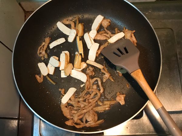 薑絲炒至有香味，加入豆干