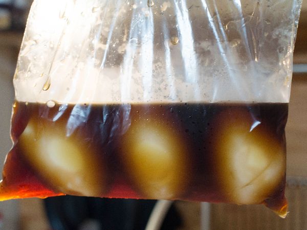 首先準備半熟蛋。
準備一個夾鏈袋或保鮮盒，將鰹魚醬油露與水以及蛋放入。
放入冰箱冷藏一晚，就能吃啦！