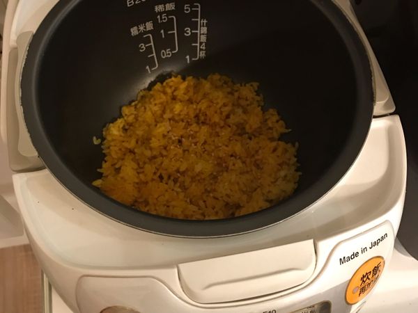 薑黃飯做法：
將米洗淨，所有材料（除了白芝麻）放人電鍋煮，煮熟之後拌勻灑上白芝麻添香氣