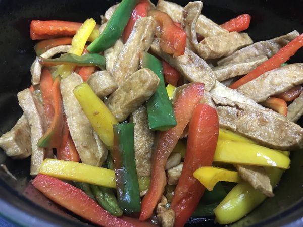 全聯白玉豆干，切約0.5公分厚條狀，少少油半煎炸到表面金黃酥脆後備用