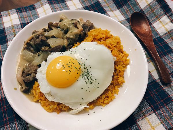綠咖喱加上薑黃飯，擺上一顆半熟蛋！好吃絕配❤️
