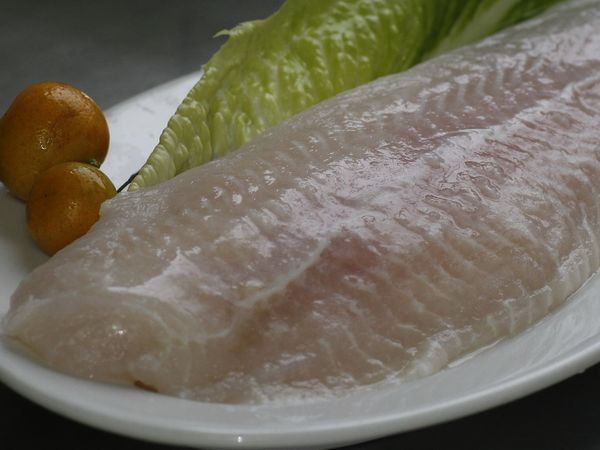 將【匯鮮市集】無刺魴魚片，利用真空包裝隔水解凍（亦可提早8小時放於冷藏解凍）