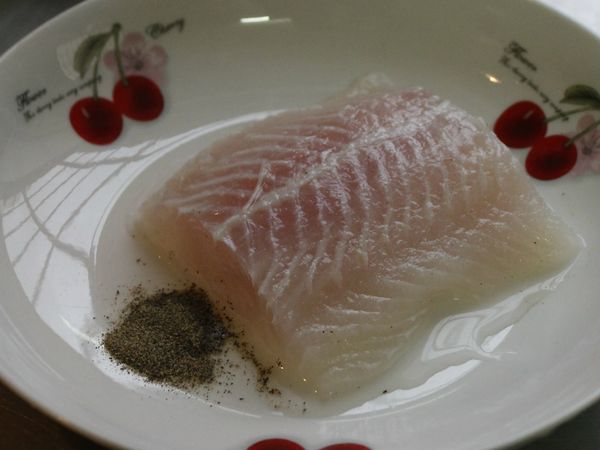 魚肉洗淨，擦乾水，加入醃料醃製約5分鐘