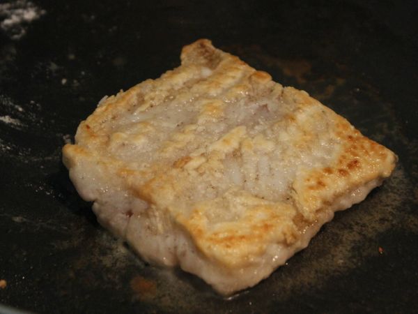 魚肉二面沾上麵粉，放入平底鍋煎到熟透，2面皆成金黃色即可起鍋