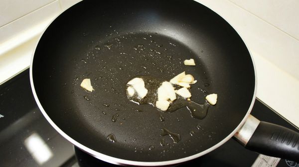 熱油後放入生薑