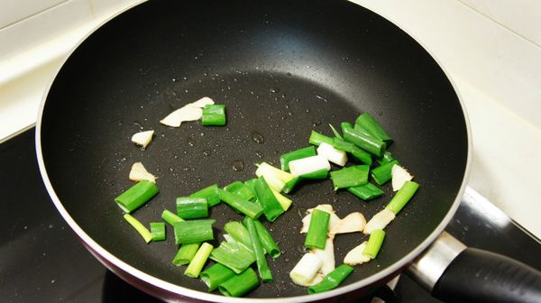 放入切段蔥爆香