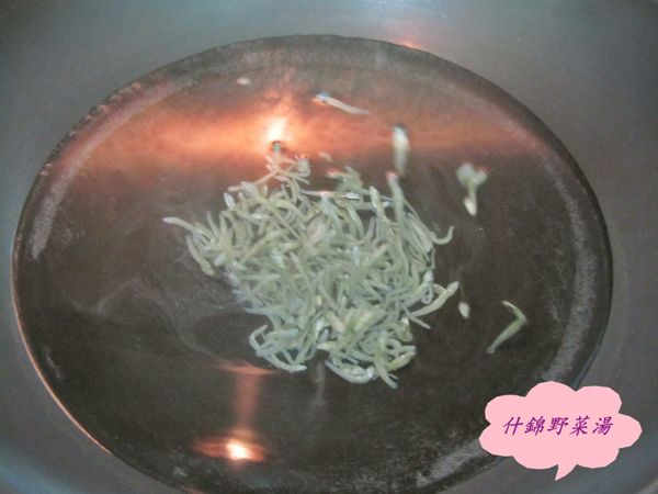 龍葵採取嫩葉清洗乾淨.
南瓜及地瓜去皮切片.
一鍋水將小魚干放入煮10分.