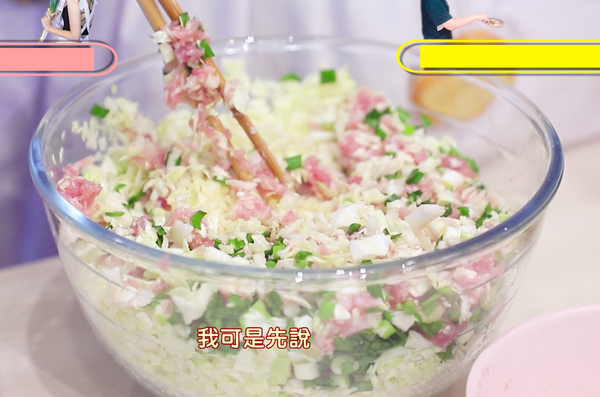 高麗菜、韭菜、薑、大蒜切碎，倒入料理酒、鹽、醬油後，再加入豬絞肉拌勻。