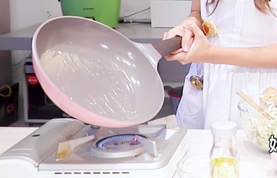 平底鍋加入少許油熱鍋。