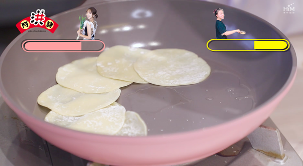 將餃子皮沿著鍋子鋪成圓形，共放上12片。