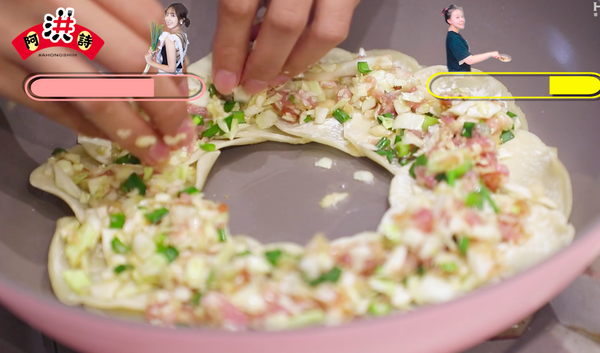 攪拌好的餡料放上鋪好的餃子皮。