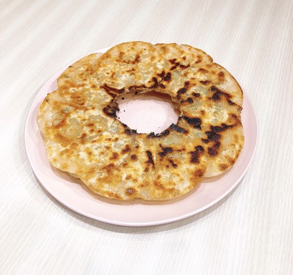 待水分蒸發後，圓盤餃子就完成囉～