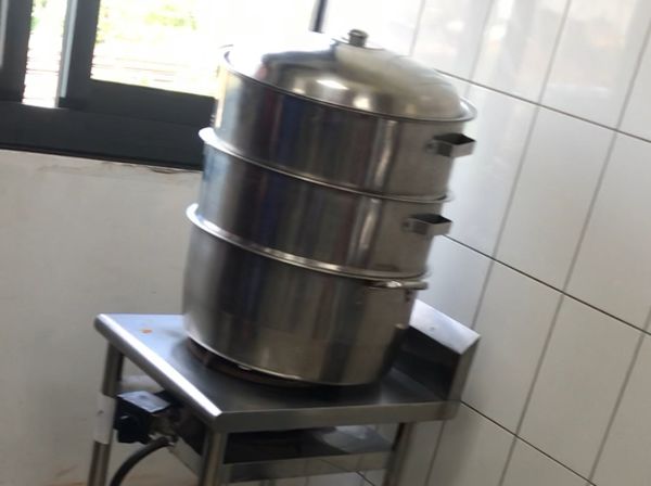 栗子南瓜削皮去籽切塊，蒸熟後備用（約？分鐘）
Tips:
1.南瓜存放時間約半個月就要用完，儲存太久沒水份不好吃
2.最好前一天蒸熟後放涼才會Q
3.當天蒸南瓜泥的話，蒸完後用電風扇吹涼後放冷凍庫降溫，約半小時至一小時左右即可
4.南瓜泥切忌放冷凍庫太久，結冰後會變水