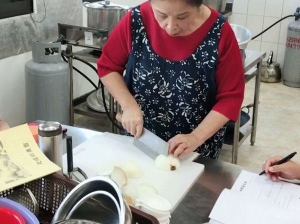 洋蔥洗淨切細丁
Tips:
1.用剝的比洗的更乾淨
2.切丁時，對切後去頭不去尾比較好切丁也不散亂