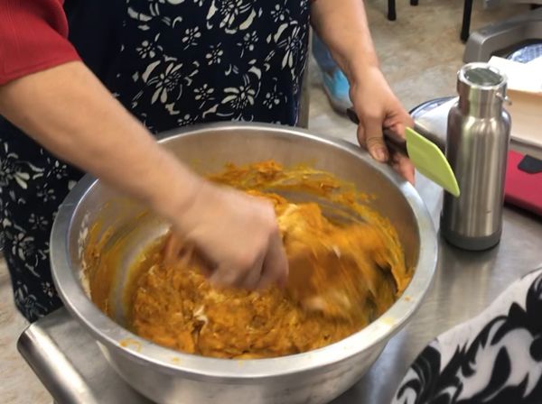 熄火後把南瓜泥及步驟4拌勻
Tips:
1.攪拌盆最好用不銹鋼材質比較好