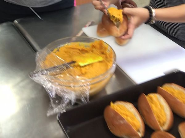 全麥麵包中間切開夾入步驟7