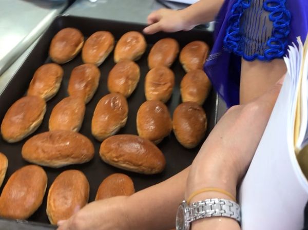 將買來的全麥麵包先放進烤箱
烤箱溫度上下火各100度烤15~20分