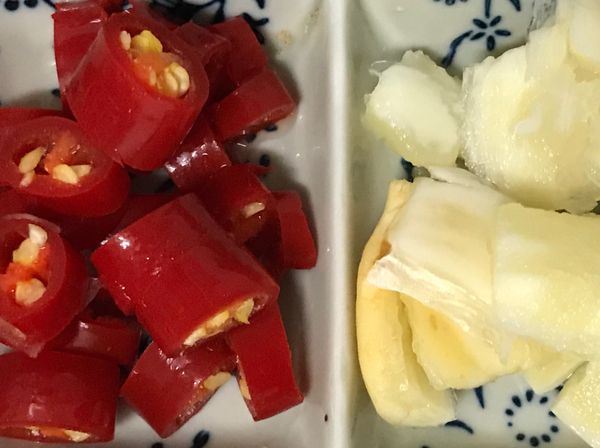 蒜頭、辣椒洗淨，切段備用❤️