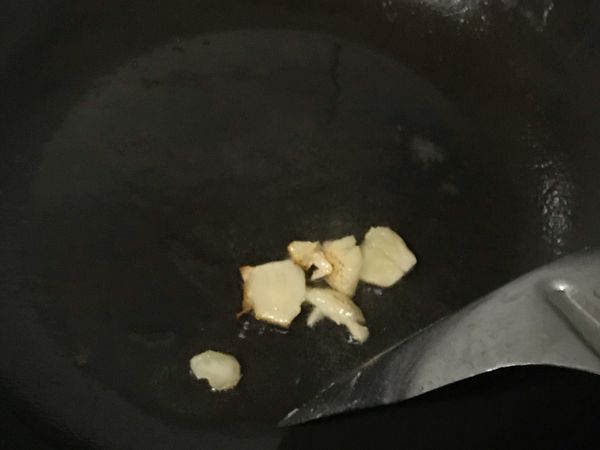 加入油，蒜頭炒香❤️