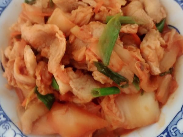 蒜切末，蔥斜切，熱鍋下油炒蔥白及蒜末，入豬肉炒約8分鐘，入泡菜翻炒，起鍋前灑蔥綠