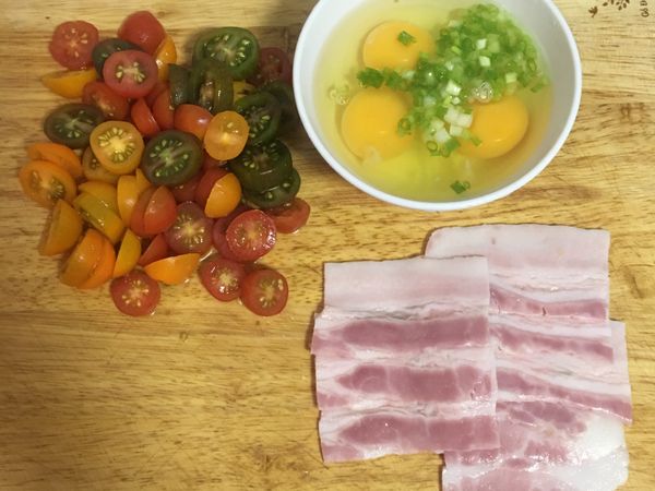 小蕃茄洗淨，切厚片；培根切等長的長方型；蛋加入蔥花；