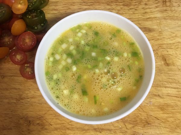 將加了蔥花、鹽和黑胡椒粉的蛋打散拌勻；