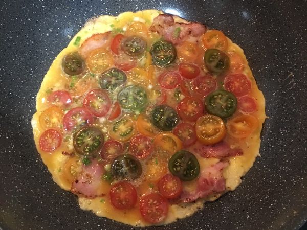 排入切厚片的小蕃茄；