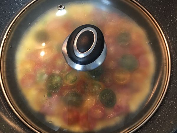 蓋鍋蓋，小火慢煎到底下的蛋上色，而上面的蛋液不再流動；